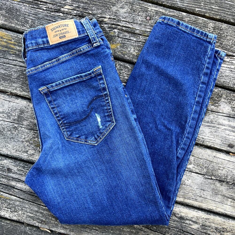 Signature Levi Strauss Mom Jeans Womens 7/28 Blue Distressed‎ High Rise